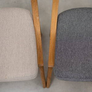Set aus 2 oder 4 Esszimmerstühlen aus massiver Eiche Lucas, Bezug in Grau oder Beige | NordicStory