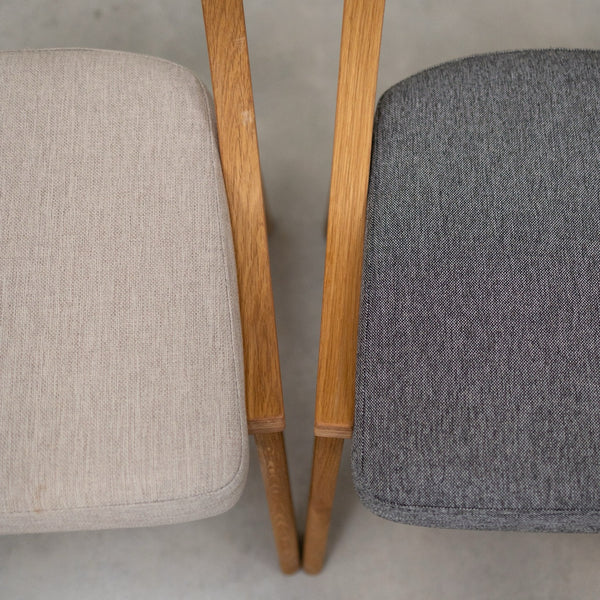 Set aus 2 oder 4 Esszimmerstühlen aus massiver Eiche Lucas, Bezug in Grau oder Beige | NordicStory