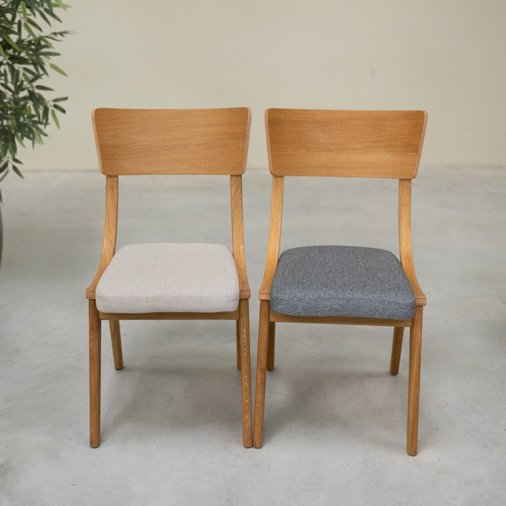 Set aus 2 oder 4 Esszimmerstühlen aus massiver Eiche Lucas, Bezug in Grau oder Beige | NordicStory