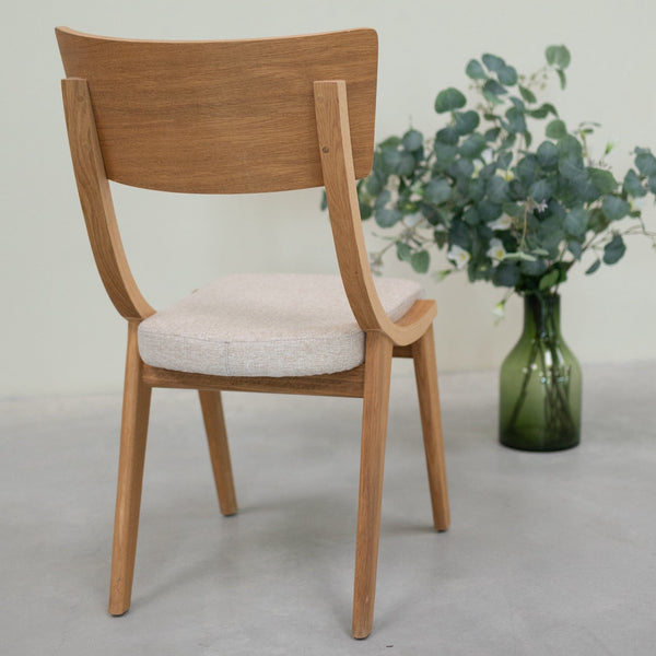Set aus 2 oder 4 Stühlen aus massiver Eiche Lucas, Bezug in Grau oder Beige | VESKOR