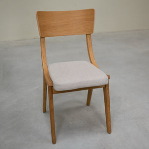 Set aus 2 oder 4 Esszimmerstühlen aus massiver Eiche Lucas, Bezug in Grau oder Beige | NordicStory