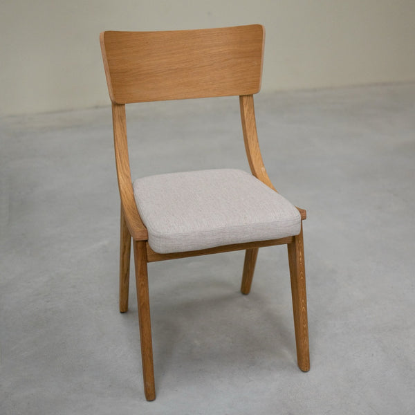 Set aus 2 oder 4 Esszimmerstühlen aus massiver Eiche Lucas, Bezug in Grau oder Beige | NordicStory