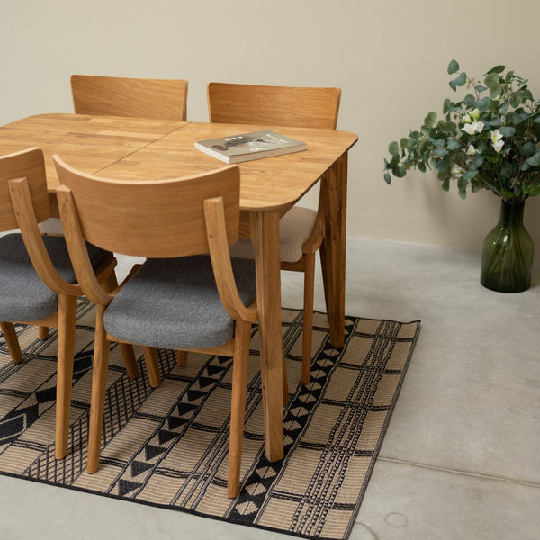 Set aus 2 oder 4 Stühlen aus massiver Eiche Lucas, Bezug in Grau oder Beige | VESKOR