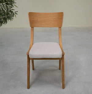 Set aus 2 oder 4 Esszimmerstühlen aus massiver Eiche Lucas, Bezug in Grau oder Beige | NordicStory