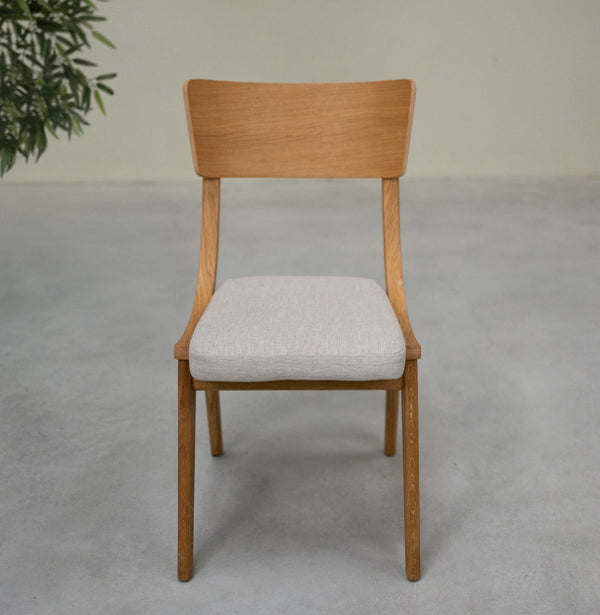 Set aus 2 oder 4 Esszimmerstühlen aus massiver Eiche Lucas, Bezug in Grau oder Beige | NordicStory