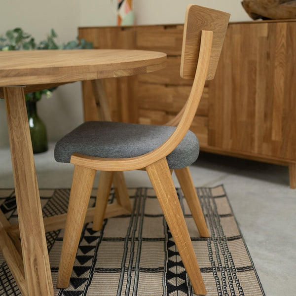 Set aus 2 oder 4 Stühlen aus massiver Eiche Lucas, Bezug in Grau oder Beige | VESKOR