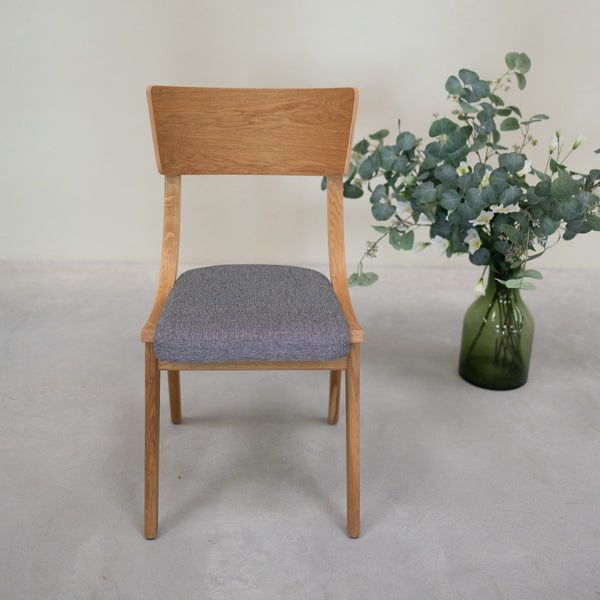 Set aus 2 oder 4 Stühlen aus massiver Eiche Lucas, Bezug in Grau oder Beige | VESKOR
