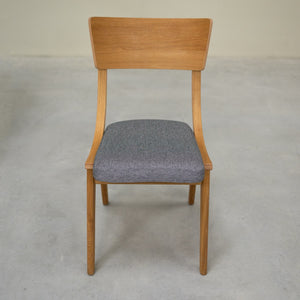 Set aus 2 oder 4 Esszimmerstühlen aus massiver Eiche Lucas, Bezug in Grau oder Beige | NordicStory