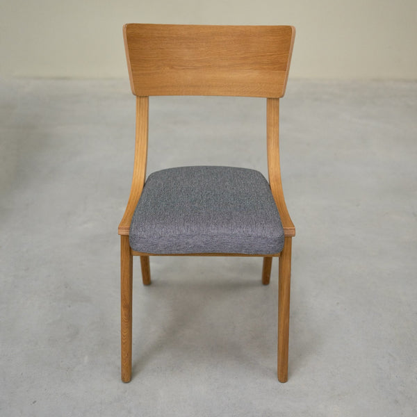 Set aus 2 oder 4 Esszimmerstühlen aus massiver Eiche Lucas, Bezug in Grau oder Beige | NordicStory