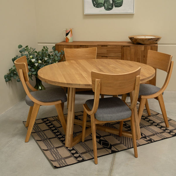 Set aus 2 oder 4 Stühlen aus massiver Eiche Lucas, Bezug in Grau oder Beige | VESKOR