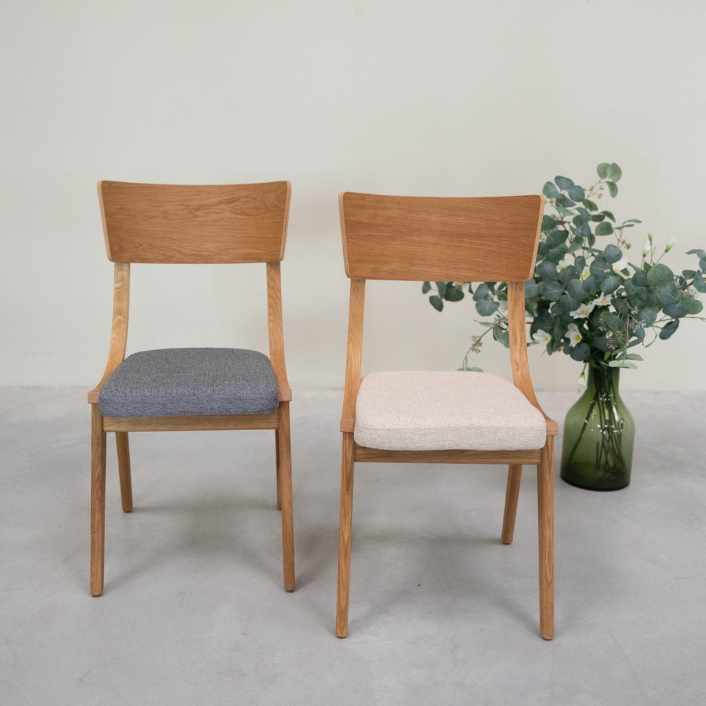 Set aus 2 oder 4 Stühlen aus massiver Eiche Lucas, Bezug in Grau oder Beige | VESKOR