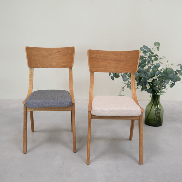 Set aus 2 oder 4 Stühlen aus massiver Eiche Lucas, Bezug in Grau oder Beige | VESKOR