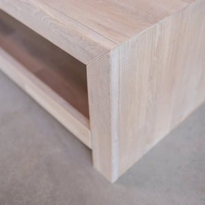 TV-Lowboard aus massiver Eiche Kaira | NordicStory