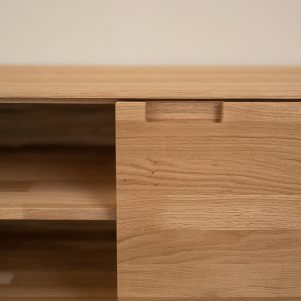 TV-Lowboard aus massiver Eiche Escandi Atelier | NordicStory