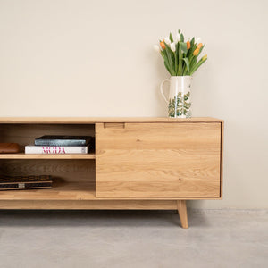 TV-Lowboard aus massiver Eiche Escandi Atelier | NordicStory