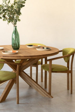 2er oder 4er Pack Alexis Esszimmerstühle, Gestell aus massiver Eiche, Polsterung in Living Green | NordicStory