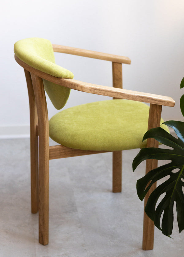 2er oder 4er Pack Alexis Esszimmerstühle, Gestell aus massiver Eiche, Polsterung in Living Green | NordicStory