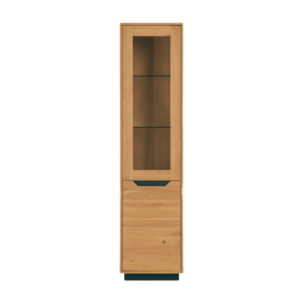 NordicStory_Vitrine_aus_Maciza-Holz_nachhaltiger_Eichenhocker_für_den_Salon