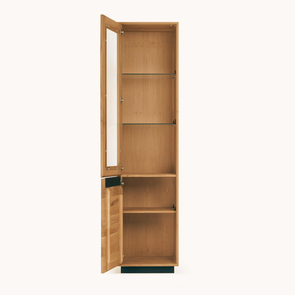 NordicStory_Vitrine_aus_Maciza-Holz_nachhaltiger_Eichenhocker_für_den_Salon
