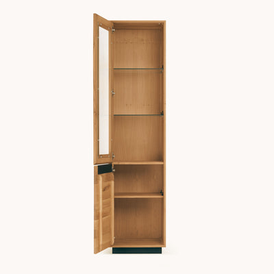 NordicStory_Vitrine_aus_Maciza-Holz_nachhaltiger_Eichenhocker_für_den_Salon