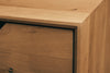 NordicStory_Vitrine_aus_Maciza-Holz_nachhaltiger_Eichenhocker_für_den_Salon