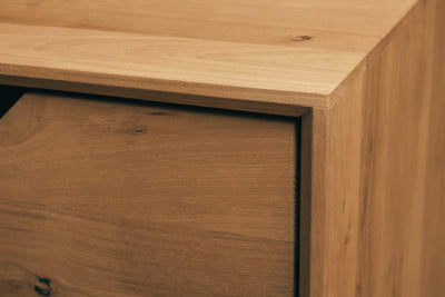 NordicStory_Vitrine_aus_Maciza-Holz_nachhaltiger_Eichenhocker_für_den_Salon
