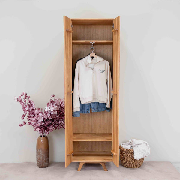 NordicStory Schrank mit 2 Türen aus massiver Eiche Genf, 60 x 45 x 200 cm.