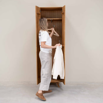 NordicStory Schrank mit 2 Türen aus massiver Eiche Genf, 60 x 45 x 200 cm.