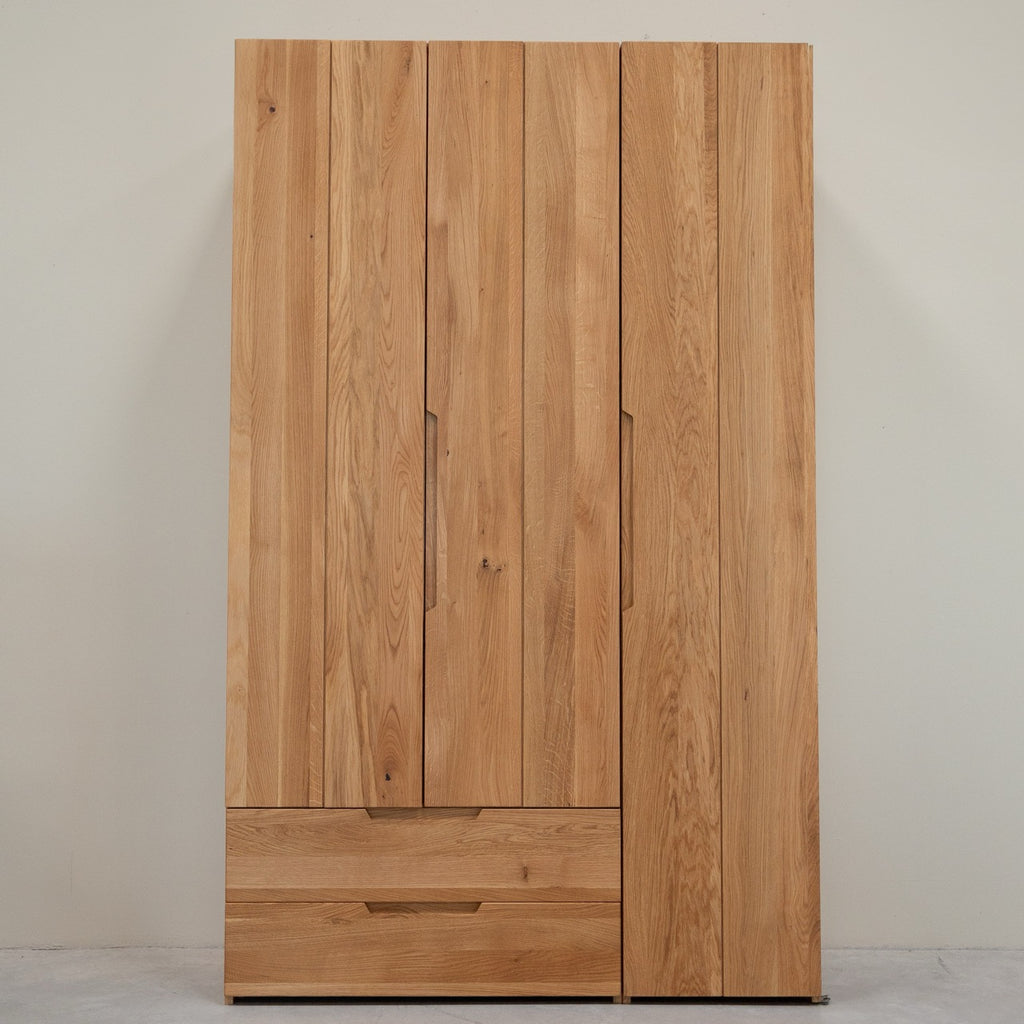 NordicStory Tron Kleiderschrank aus massiver Eiche, 135 x 55 x 220 cm.