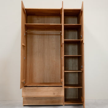 NordicStory Tron Kleiderschrank aus massiver Eiche, 135 x 55 x 220 cm.