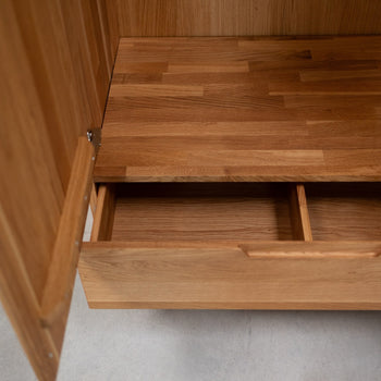 NordicStory Tron Kleiderschrank aus massiver Eiche, 135 x 55 x 220 cm.