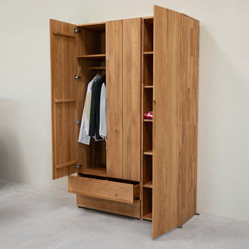 NordicStory Tron Kleiderschrank aus massiver Eiche, 135 x 55 x 220 cm.
