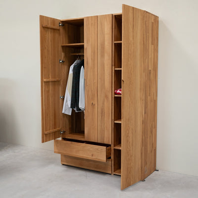NordicStory Tron Kleiderschrank aus massiver Eiche, 135 x 55 x 220 cm.