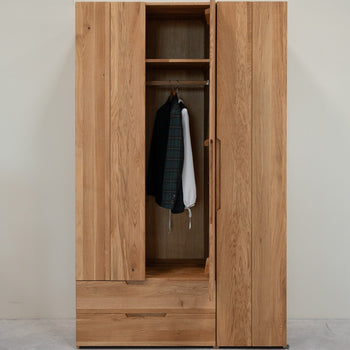 NordicStory Tron Kleiderschrank aus massiver Eiche, 135 x 55 x 220 cm.