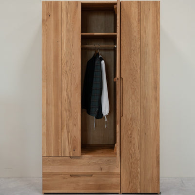 NordicStory Tron Kleiderschrank aus massiver Eiche, 135 x 55 x 220 cm.