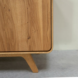 NordicStory Geneva 2 Anrichte aus massiver Eiche, 134 x 45 x 86 cm.