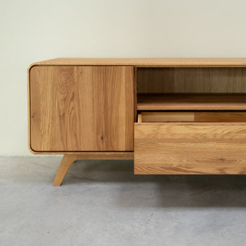 NordicStory TV-Ständer aus massiver Eiche Geneva 2, 180 x 45 x 55 cm.