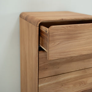 NordicStory Kommode aus massiver Eiche Geneva 1, 50 x 42 x 126 cm.