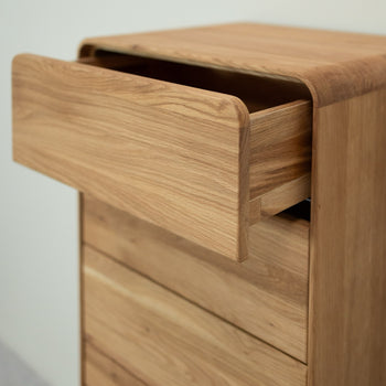 NordicStory Kommode aus massiver Eiche Geneva 1, 50 x 42 x 126 cm.