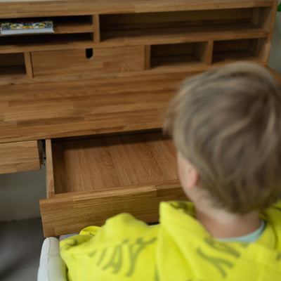 NordicStory Einstein 2 Schreibtisch aus massiver Eiche mit schwebendem Regal 140 x 55 x 106 cm.