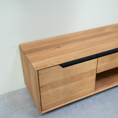 NordicStory TV-Ständer aus massiver Eiche Bremen, 160 x 42 x 50 cm.