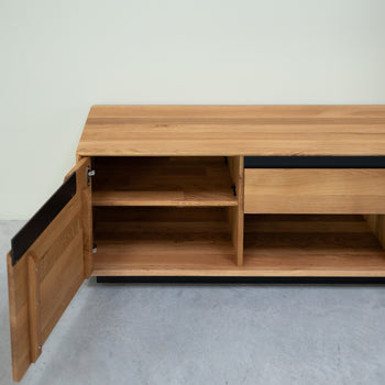 NordicStory TV-Ständer aus massiver Eiche Bremen, 160 x 42 x 50 cm.