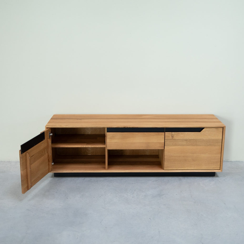 NordicStory TV-Ständer aus massiver Eiche Bremen, 160 x 42 x 50 cm.