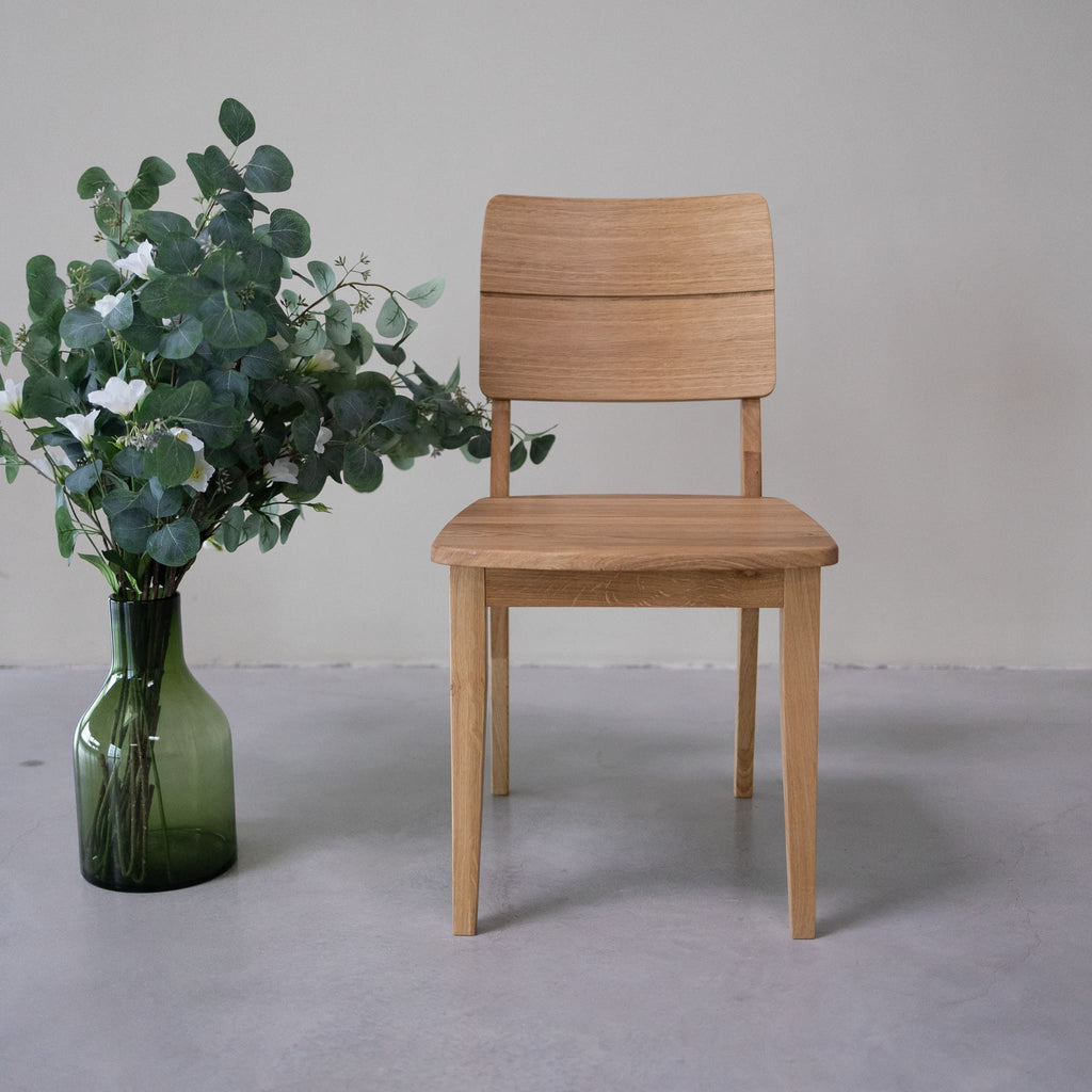 NordicStory Esszimmerstühle aus massiver Eiche aus der Mauritz-Kollektion Nordische Möbel mit modernem Eichendesign.
