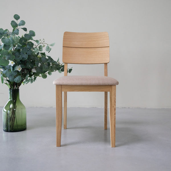 NordicStory Packung mit gepolsterten Esszimmerstühlen aus massiver Eiche aus der Mauritz-Kollektion Möbel in der Farbe Nordic Beige mit modernem Design Eiche.