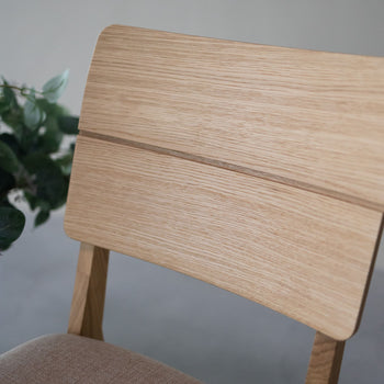 NordicStory Packung mit gepolsterten Esszimmerstühlen aus massiver Eiche aus der Mauritz-Kollektion Möbel in der Farbe Nordic Beige mit modernem Design Eiche.