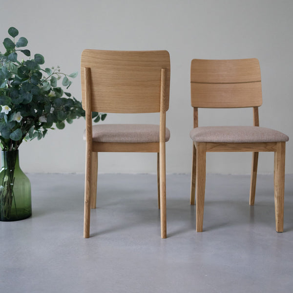 NordicStory Packung mit gepolsterten Esszimmerstühlen aus massiver Eiche aus der Mauritz-Kollektion Möbel in der Farbe Nordic Beige mit modernem Design Eiche.