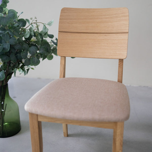 NordicStory Packung mit gepolsterten Esszimmerstühlen aus massiver Eiche aus der Mauritz-Kollektion Möbel in der Farbe Nordic Beige mit modernem Design Eiche.