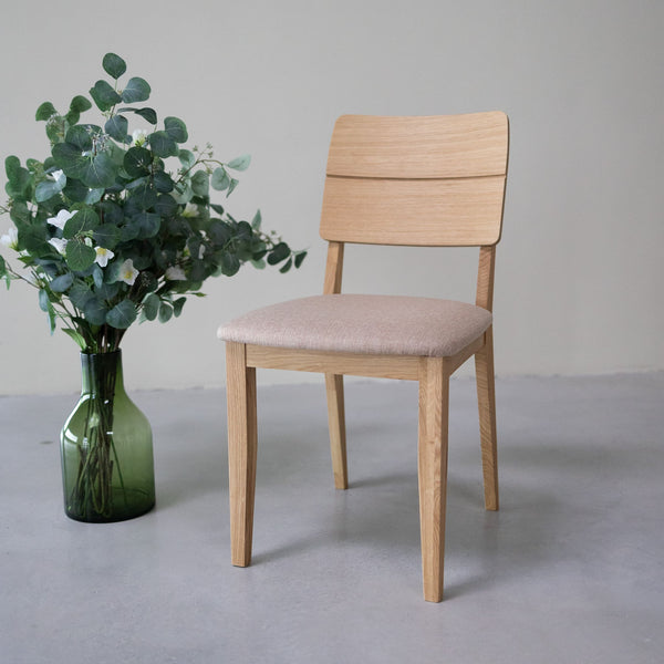 NordicStory Packung mit gepolsterten Esszimmerstühlen aus massiver Eiche aus der Mauritz-Kollektion Möbel in der Farbe Nordic Beige mit modernem Design Eiche.