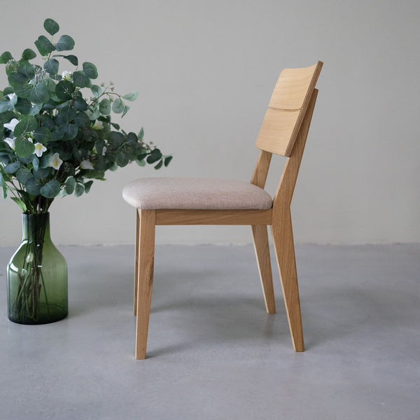 NordicStory Packung mit gepolsterten Esszimmerstühlen aus massiver Eiche aus der Mauritz-Kollektion Möbel in der Farbe Nordic Beige mit modernem Design Eiche.